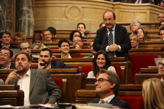 Junqueras (left), Mas (centre, first row) and Iceta (standing up) on Wednesday at the Catalan Parliament (by R. Garrido)