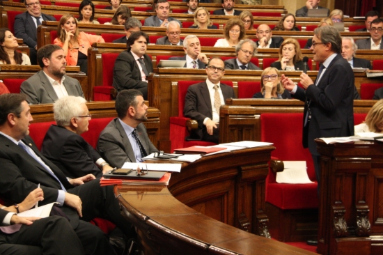 The Catalan President, Artur Mas (standing up), addressing the ERC's leader, Oriol Junqueras, at the Catalan Parliament on Wednesday (by R. Garrido)