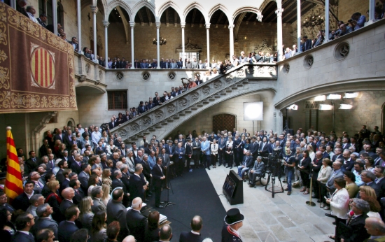 More than 800 Mayors from throughout Catalonia meeting with the Catalan President to hand in the motions backing November's consultation vote (by J. Bedmar)