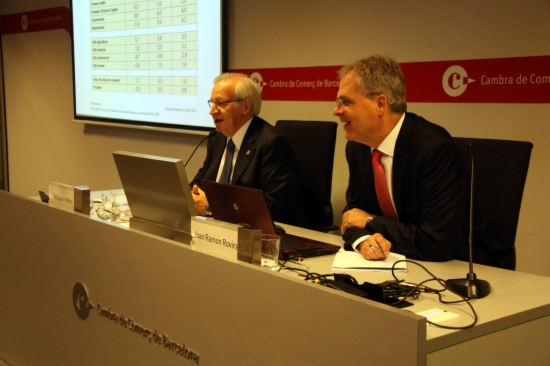 The President of the Barcelona Chamber of Commerce, Miquel Valls (left), presenting the economic forecast for 2014 and 2015 (by J. R. Torné)