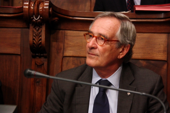 The Mayor of Barcelona, Xavier Trias, in the City Council's plenary, just after showing UBS' certificate (by ACN)