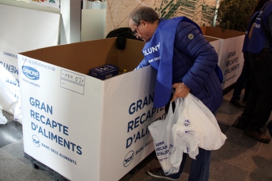 A volunteer working on Friday at the 'Gran Recapte' (by P. Solà)