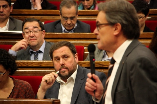 Oriol Junqueras (centre) looks at the Catalan President (talking) on Wednesday (by R. Garrido)