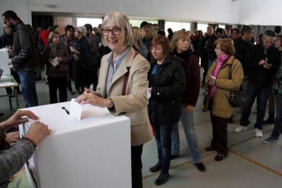 A lady casting her vote in Terrassa (Greater Barcelona) on November 9 (by J. Pujolar)