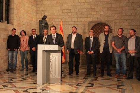 Representatives of the 6 parties supporting the self-determination process and the Catalan President (talking) a few weeks ago (by ACN)