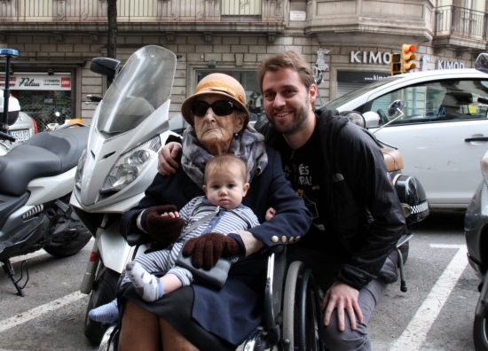 A lady aged 101 is ready to vote, together with her grandson and great-grandson (by B. Fuentes)