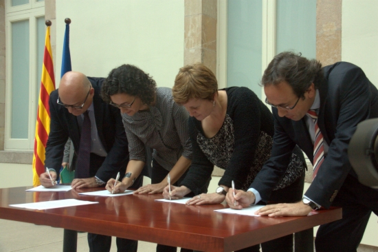 Catalan MPs signing the petition to international organisations to react (by T. Cuartiella)