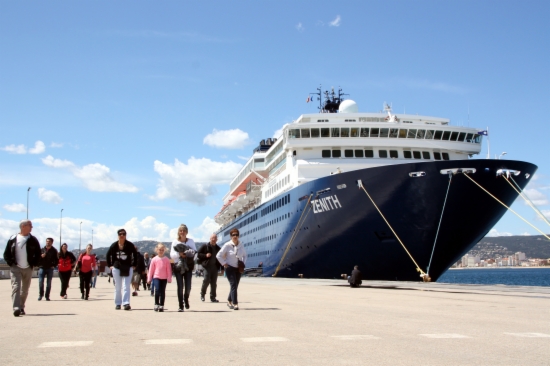 Zenith cruise ship in Palamós (by X. Pi)