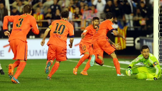Barça players celebrate Sergio Busquets' goal against Valencia (by FC Barcelona)