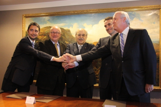 La Caixa and the Catalan Government sign the agreement on BCN World's land (by J. R. Torné)