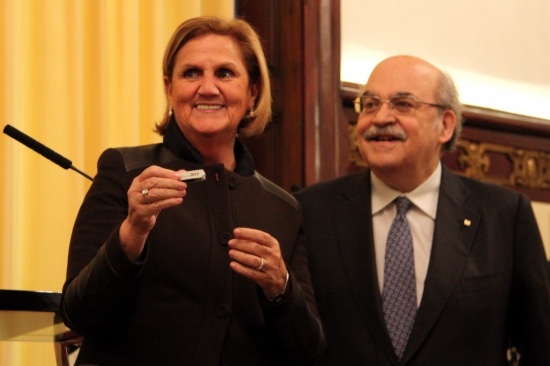 Mas-Colell (right) handing in the USB memory stick with the 2015 budget proposal to the President of the Catalan Parliament, Núria de Gispert (by R. Garrido)