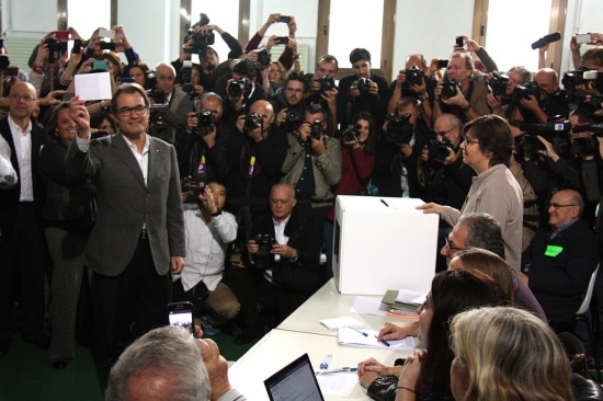 The Catalan President, Artur Mas, voting on 9 November (by P. Mateos)