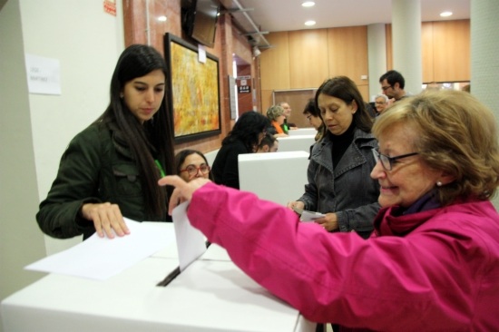 A woman voting in Tarragona on November 9's symbolic vote on independence (by R. Segura)