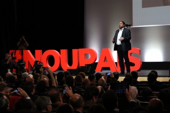 The ERC leader, Oriol Junqueras, speaking during his conference (by A. Moldes)