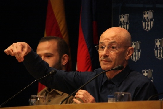 Cesc Gelabert presenting 'Foot ball' at FC Barcelona's press room (by P. Cortina)