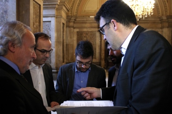 CiU and ERC MPs discussing the agreement's final document (by R. Garrido)