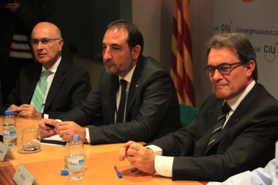The Catalan President, Artur Mas (right), with leading members of the CiU on Monday (by P. Mateos)