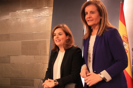 The Spanish Deputy PM, Soraya Sáenz de Santamaría (left), and the Minister for Employment, Fátima Báñez (by R. Pi de Cabanyes)