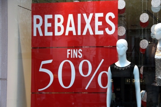A shop announcing sales in Barcelona (by J. R. Torné)