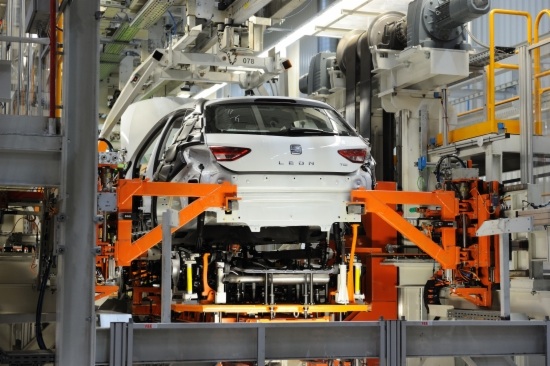 A Seat León being assembled at the Martorell plant (by SEAT)