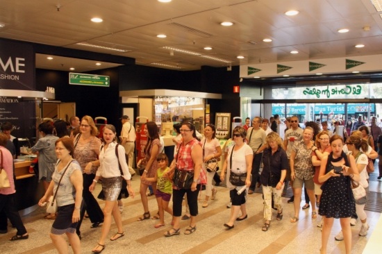 Customers at the entrance of a shopping centre in Barcelona (by J. Pérez)