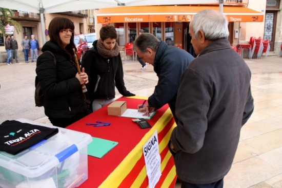 A table collecting signatures backing the international complaint on 9 November (by ACN)