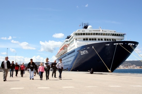 Tourists arriving with a cruise ship at Palamós, in the Costa Brava (by ACN)