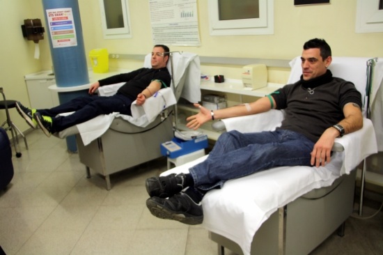 People donating blood in Manresa, central Catalonia, a few days ago (by E. Escolà)