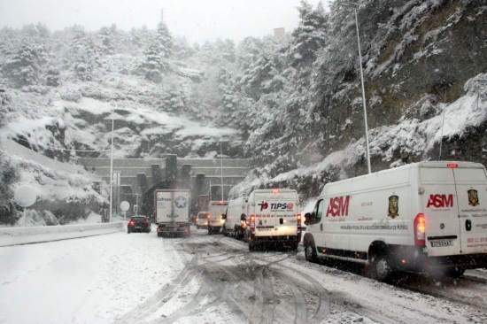 El Bruc's tunnel at the A-2 motorway, blocked (by M. Martí)