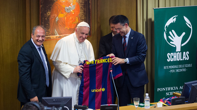 FC Barcelona's President, Josep Maria Bartomeu, offers a Barça shirt to Pope Francis (by FC Barcelona)