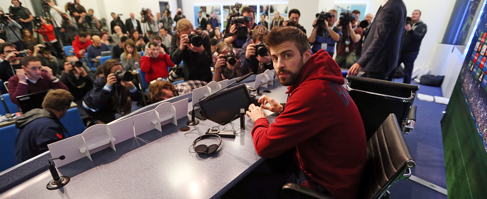 Gerard Piqué at Manchester City's press room (by FC Barcelona)