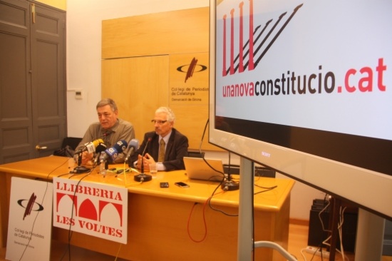 Judge Santiago Vidal (right) announcing the presentation of his proposal for a Catalan Constitution, early last week (by T. Tàpia)