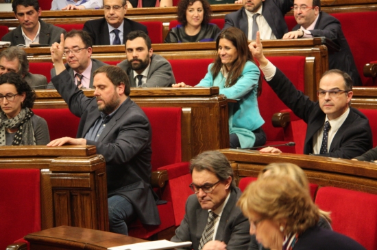 The Catalan Parliament, with the CiU and ERC MPs in the forefront, voting the Catalan Government's 2015 budget (by R. Garrido)