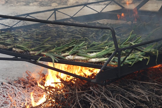 Calçots being cooked (by C. C. Salellas)