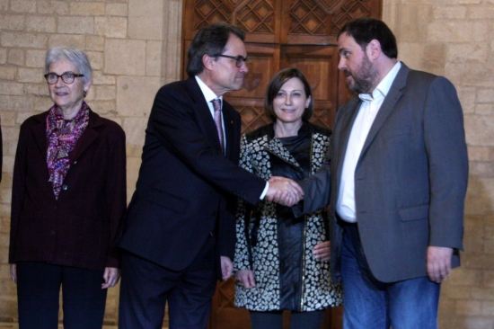 Catalan President and CDC leader, Artur Mas (left), and ERC leader, Oriol Junqueras (right), shaking hands after reaching an agreement to call early elections (by ACN)