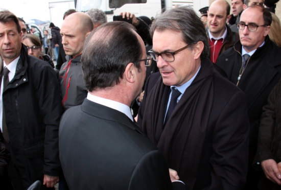 The President of the Catalan Government, Artur Mas, talks with the French President, François Hollande, at Seyne-les-Alps (by G. Sánchez)