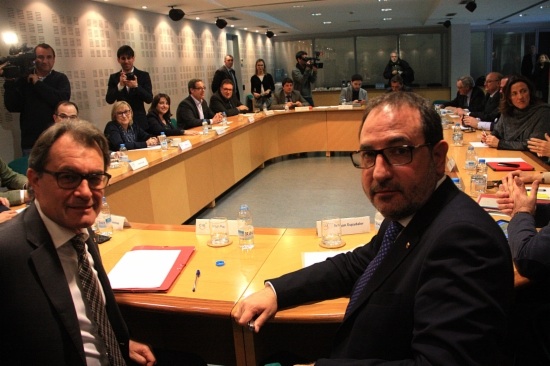 Artur Mas (left) and Ramon Espadaler (right) at the CiU's Executive National Committee on Monday (by P. Mateos)