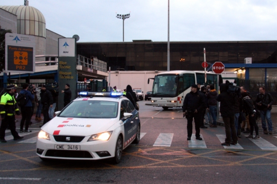 Relatives of the Germanwings flight's victims, abandoning El Prat Airport inside a bus (by P. Solà)