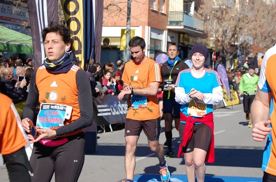 Sílvia Martínez (blue) running Granollers' Half Marathon (by L. Abellán)
