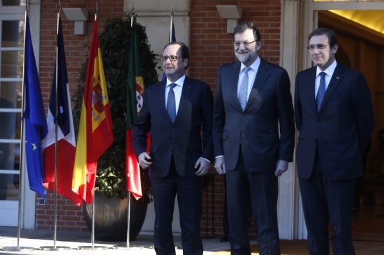 From left to right: Hollande, Rajoy and Passos Coelho, before re-launching the Midcat project (by La Moncloa / ACN)