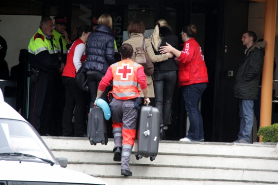 Red Cross workers attending relatives of the victims at the hotel in Castelldefels (by J. Pujolar)