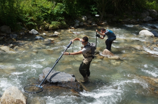 Experts of Endesa undertaking a study on trouts in the Western Catalan Pyrenees (by Endesa)
