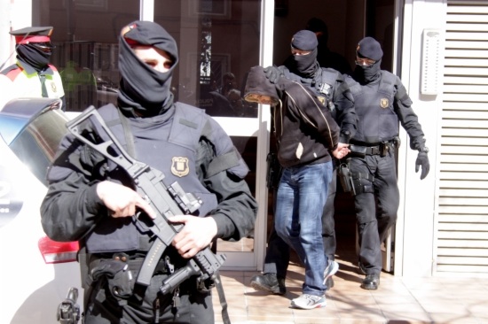 Mossos d'Esquadra officers arresting a suspected terrorist in Sabadell (by J. Pujolar)