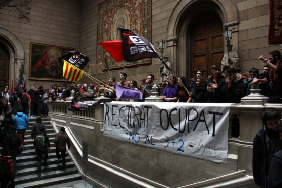 A student protest in the Universitat de Barcelona's Chancellor Office in February (by R. Garcia)