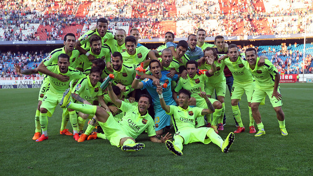 Barça players at the Vicente Calerón's pitch after winning the Spanish League title (by FC Barcelona)
