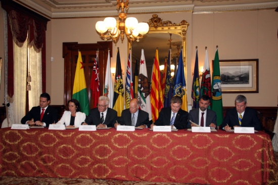 Representative of the signatories governments, including the Catalan Minister Santi Vila, signing the Memorandum (by ACN)