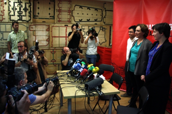 Ada Colau (centre) before her press conference on Monday, the day after the local elections (by ACN)