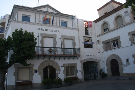 The Danish flag in Sant Pol de Mar's municipal museum, located next to the town hall (by ACN)