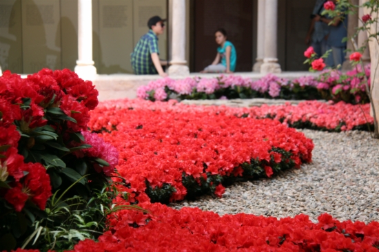 The cloister of Girona's Sant Daniel Monastery is hosting one of the 164 'Temps de Flors' exhibitions (by N. Guisasola)