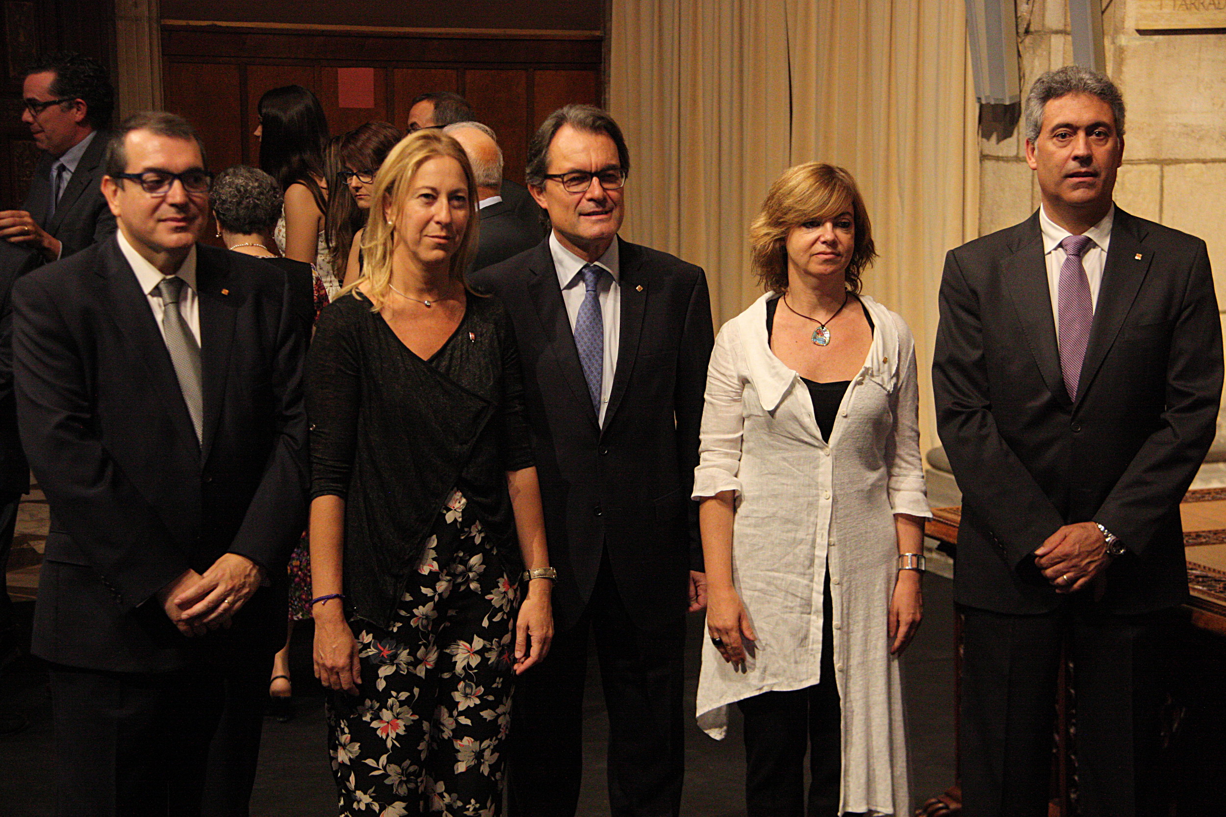The Catalan President, Artur Mas, with the new ministers: Jordi Jané, Neus Munté, Meritxell Borràs and Jordi Ciuraneta (by ACN)